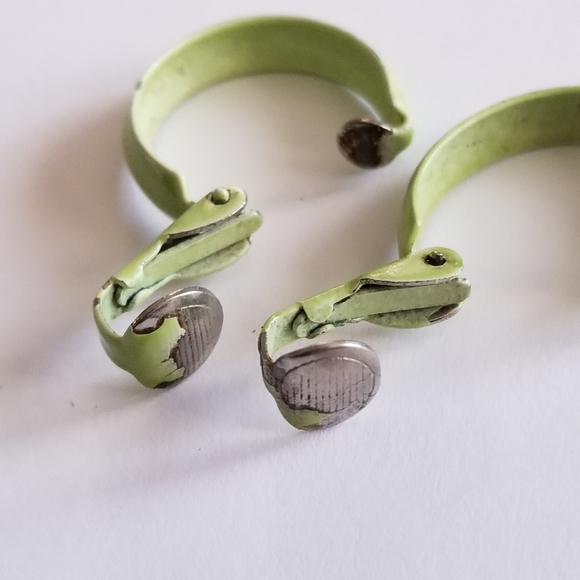 Vintage celery green enamel clip on hoop earrings - Picture 10 of 13